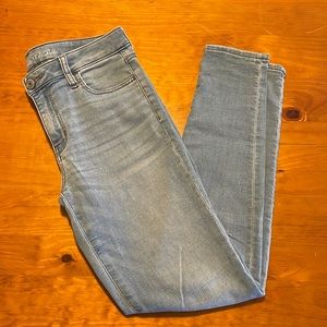 American Eagle outfitters light wash super soft jegging!